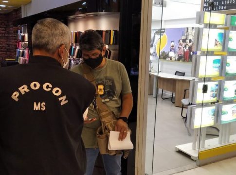 Lojas de ‘capinhas’ definiam preço conforme a cara do cliente e funcionários trabalhavam 12h por dia em Campo Grande