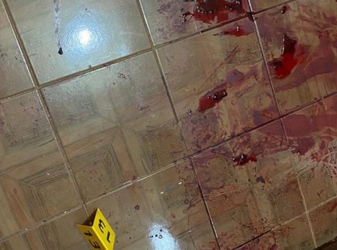 Pistoleiros invadem casa e executam homem a tiros na frente da esposa
