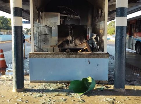 Adolescente coloca fogo e faz quebra-quebra em terminal de ônibus em Campo Grande