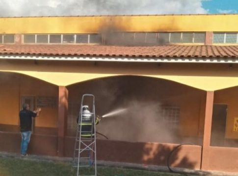 Crime ou acidente? Incêndio em paróquia de MS acontece em meio à ‘guerra’ entre fiéis e igreja