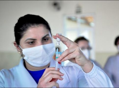 Aplicação de reforço com segundo imunizante para idosos é avaliada
