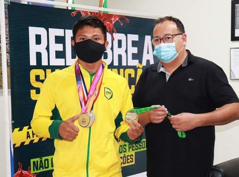 Prefeito Bandeira recebeu em seu gabinete amambaiense campeão brasileiro sub-20 em Lançamento de Dardo