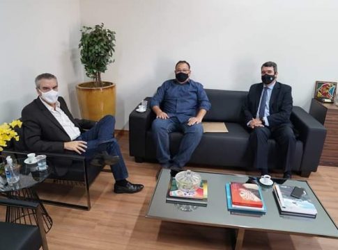 Secretário Riedel e deputado Paulo Corrêa recebem prefeito Bandeira