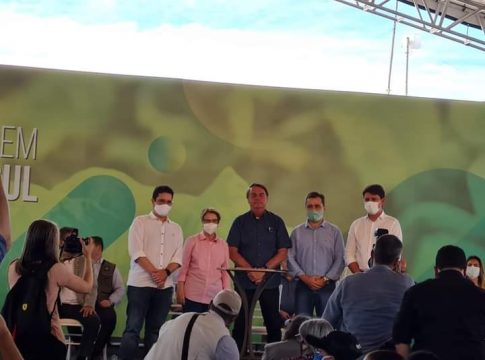 Prefeito Thalles Tomazelli participa de entrega de títulos de terra com Bolsonaro em Terenos