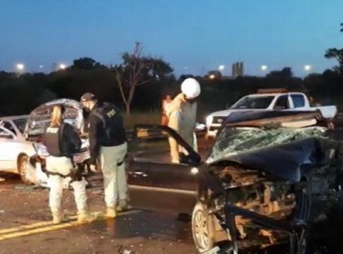 acidente com motorista morto deixou três pessoas presas nas ferragens