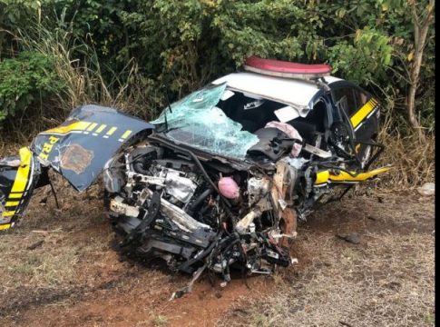 Viatura da PRF bate em caminhão na BR-163 ao atingir lateral de carreta