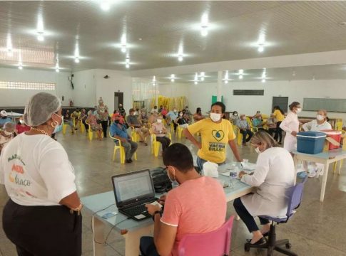 Conselheiros pagam multa em ação por furar fila da vacina