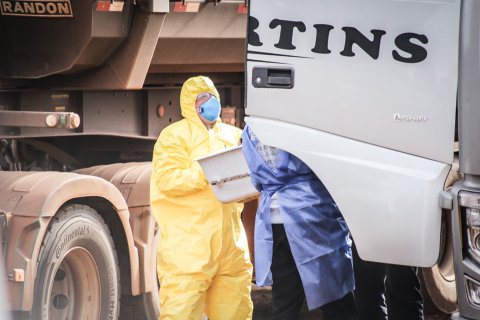 Com suspeita de covid, caminhoneiro é encontrado morto dentro de carreta na BR-163