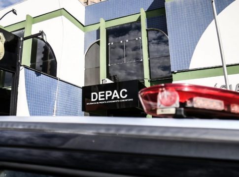Moradores encurralam e ladrão acaba preso em cima do telhado em Campo Grande