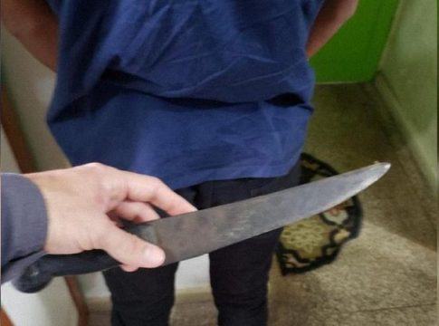Filho flagra mãe apanhando do ex-namorado e o mata com 32 facadas em MS