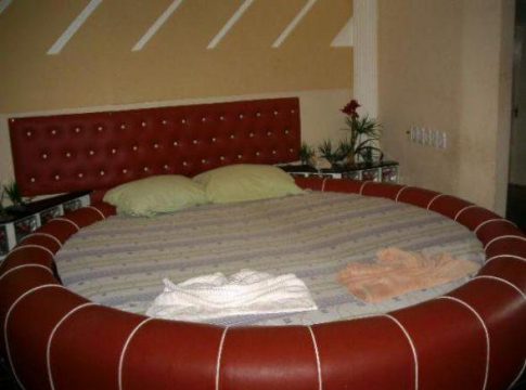 Confusão no motel: homem contrata transexuais, não paga e é espancado com extintores