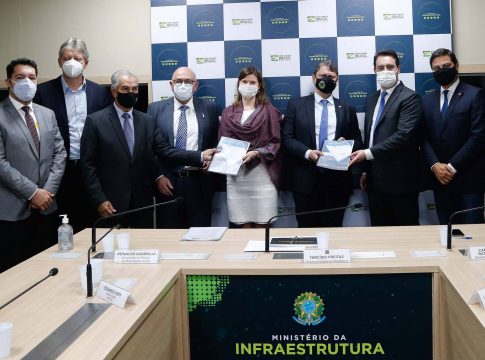 Reinaldo e Ratinho Jr apresentam avanços da Nova Ferroeste ao ministro da Infraestrutura