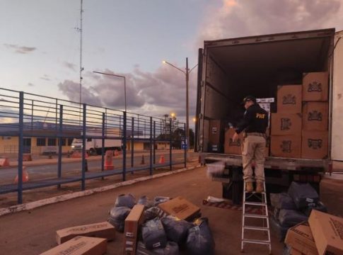 Em Coxim, PRF confisca 350 mil maços de cigarros e prende responsável