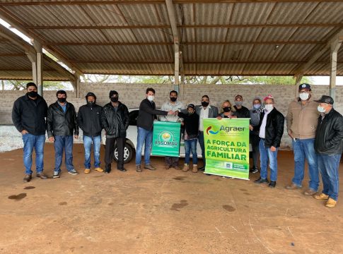 Thalles, Zuza e Agraer entregam veículos para agricultura familiar