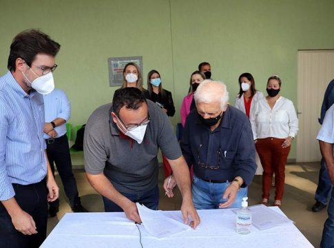 Dr. Bandeira assina contrato para implantação de 10 leitos de UTI para o Hospital Regional