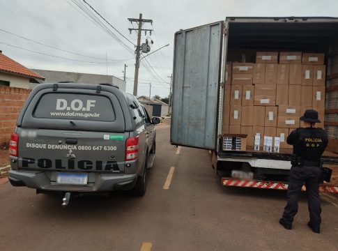 Caminhão carregado com 20 mil pacotes de cigarros contrabandeados foi apreendido pelo DOF durante a Operação Hórus