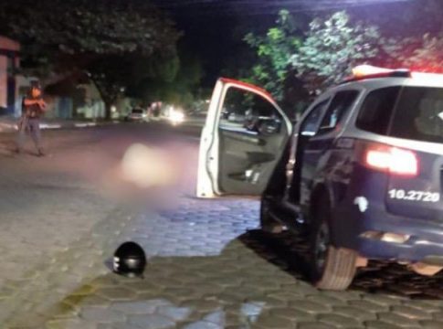 Adolescente de moto foge da PM em MS e acaba matando passageiro em acidente