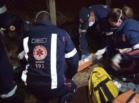 Motociclista bate em alambrado e garupa morre ao bater cabeça na pilastra em MS