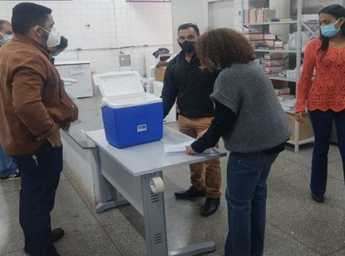 Secretaria de Estado de Saúde distribui aos municípios 97.500 doses da vacina da Astrazeneca