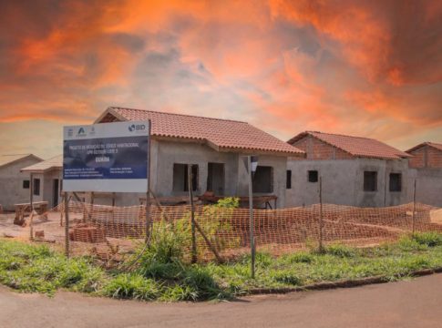 Em Guaíra Cohapar vistoria construção de casas populares