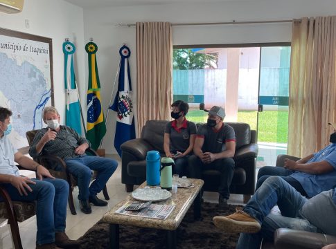 Prefeito Thalles entrega áreas a três empreendedores