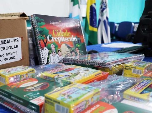 Secretaria de Educação faz triagem de kits escolares, máscaras e uniformes que serão entregues aos estudantes de Amambai