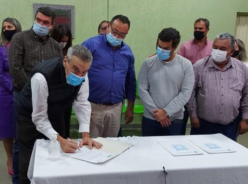 Deputados Paulo Corrêa e Beto Pereira participam do lançamento de R$ 10 milhões em obras para Amambai