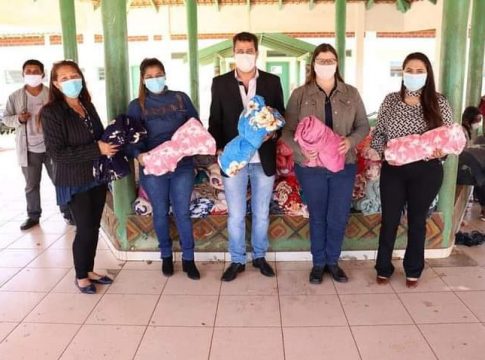 Vereadores eldoradenses entregam cobertores e ouvem pleitos na Aldeia Cerrito