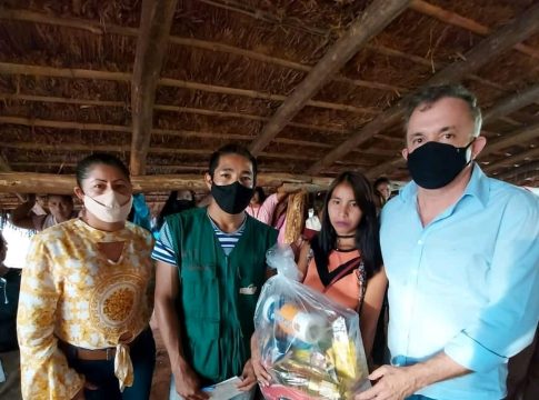 Deputado Vander entrega 120 cestas básicas na Aldeia Porto Lindo