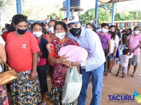 Prefeito Torquetti e equipe entregam cobertores nas Aldeias Jaguapirê e Sassoró