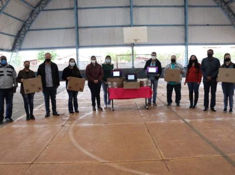 Léo e Devanir entregam equipamentos para Rede Municipal de Ensino