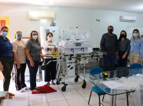 Léo e Fabiana entregam incubadora Neonatal na Fundação Hospitalar Eldorado