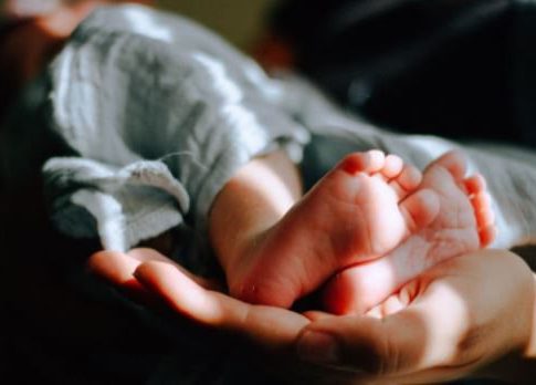 Mãe acorda e encontra bebê de 2 meses morto em cama em Campo Grande
