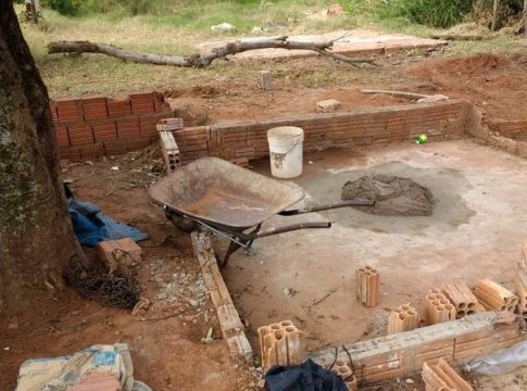 Pronto para levantar parede, construtor é flagrado em obra nas margens de córrego
