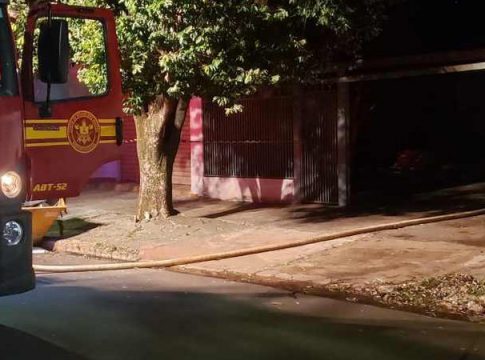 ‘Mamãe, está pegando fogo’: Mulher e filho se esconderam no banheiro onde idosa acabou morta carbonizada
