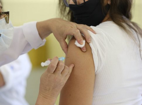 Brasil chega a 20% de adultos totalmente imunizados contra a Covid-19