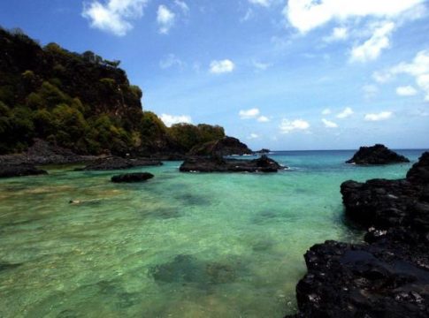 Fragmentos de óleo aparecem em praias de Fernando de Noronha