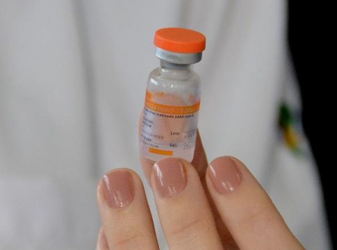 Vacinação continua para 2ª e 3ª dose nesta terça-feira; confira