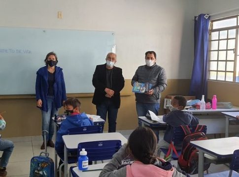 Prefeito Dr. Lídio e secretária de educação realizaram entrega de kits escolares aos alunos de Iguatemi