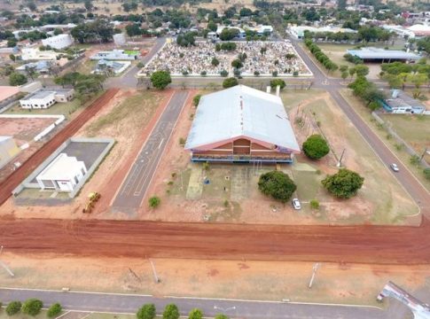Prefeitura executa obra de asfalto e drenagem no entorno do complexo esportivo e recreativo do Município