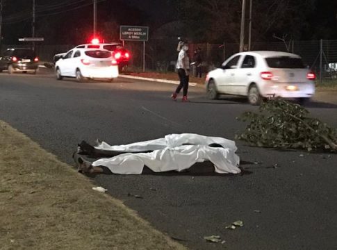 Polícia suspeita que racha antecedeu acidente que matou ocupantes de moto na Cônsul Assaf Trad
