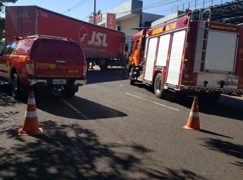Caminhão carregado com PVC pega fogo após pane elétrica em Campo Grande