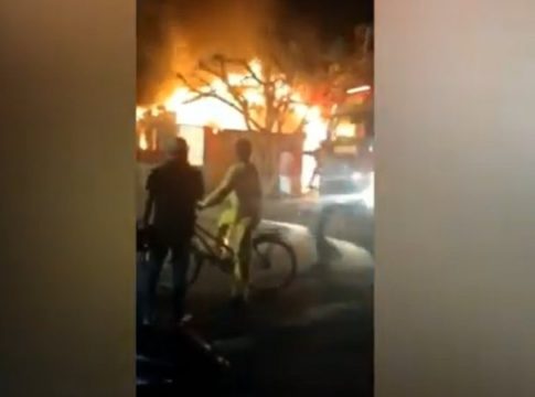 mulher é socorrida em choque após casa ser destruída por incêndio em MS