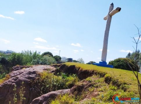 Vereador Valter Brito pede proteção contra desmoronamento no Morro do Cruzeiro em Amambai