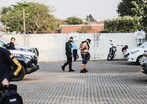 Casal briga, é levado para a delegacia e mulher pula de viatura da PM em Campo Grande