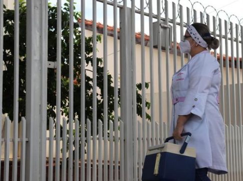 Em força tarefa, dois mil idosos asilados e acamados receberão 3ª dose