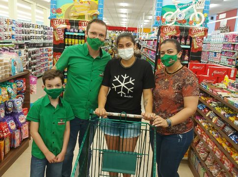 No aniversário de 15 anos, Supermercado Central premia dois clientes com o “Carrinho Maluco”
