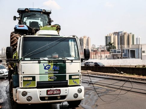Após ‘strike’ de caminhão, seis postes são recolocados na Raul Pires Barbosa