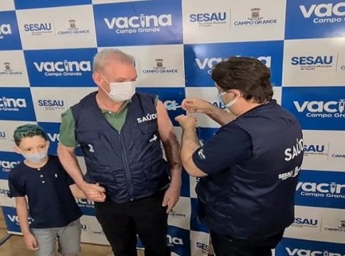 Dia D de Vacinação contra a Covid-19 é marcada pela vacinação do secretário de saúde com dose de reforço