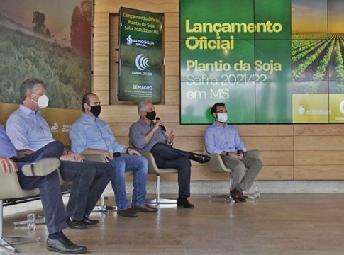 MS espera colher 12,773 milhões de toneladas de soja; Reinaldo Azambuja destaca importância logística